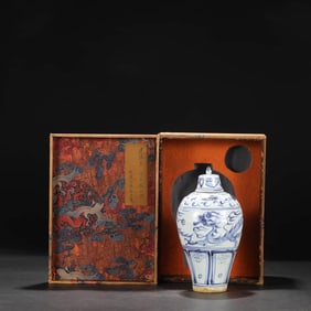 A BLUE AND WHITE 'DRAGON' COVERED MEIPING