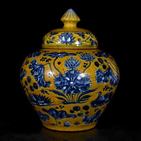 A YELLOW-GLAZED BLUE AND WHITE CRACKLED 'MANDARIN DUCKS AND LOTUS' COVERED JAR