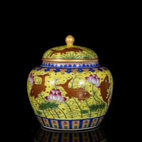 A YELLOW-GLAZED FAMILLE ROSE WITH GILT 'FISH' COVERED JAR