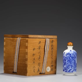 A BLUE AND WHITE 'LANDSCAPE' SNUFF BOTTLE