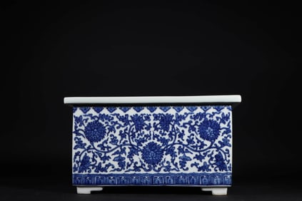 A BLUE AND WHITE 'INTERLOCKING FLOWERS' BASIN