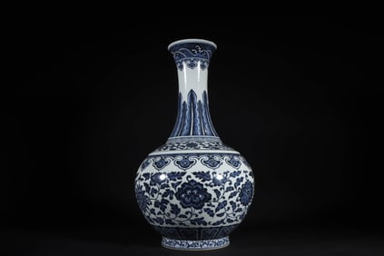 A BLUE AND WHITE 'INTERLOCKING RUYI' VASE