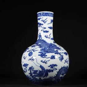 A BLUE AND WHITE 'DRAGON INSTRUCTING OFFSPRING' GLOBULAR VASE