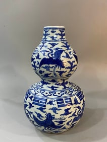 A BLUE AND WHITE 'CRANE' GOURD-SHAPED VASE