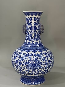 A BLUE AND WHITE 'INTERLOCKING LOTUS' TWO-HANDLED VASE