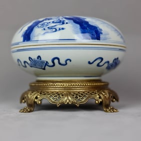 A  BLUE AND WHITE 'FIGURES' FRUIT BOX