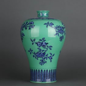 A GREEN-GLAZED BLUE AND WHITE 'THREE FLOWERS AND THREE FRUITS' MEIPING