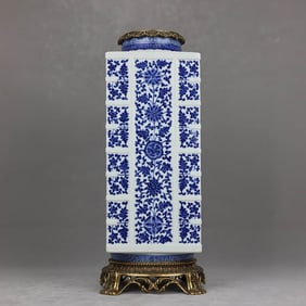A BLUE AND WHITE 'INTERLOCKING LOTUS' CONG-SHAPED VASE