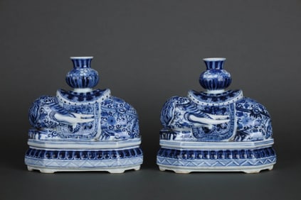 A BLUE AND WHITE 'INTERLOCKING FLOWERS' ELEPHANT-FORM CANDLESTICK
