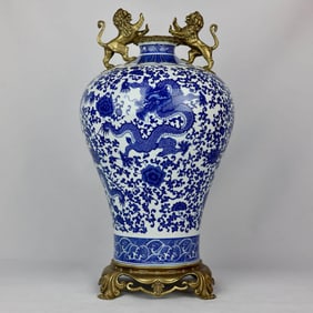 A  BLUE AND WHITE 'INTERLOCKING DRAGON' LION-HANDLED MEIPING