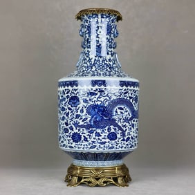 A  BLUE AND WHITE 'INTERLOCKING DRAGON' TWO-HANDLED VASE
