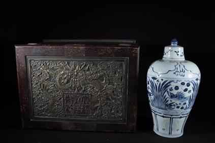 A BLUE AND WHITE 'FISH AND ALGAE' MEIPING