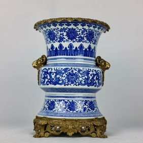 A BLUE AND WHITE 'INTERLOCKING LOTUS' TWO-HANDLED VASE