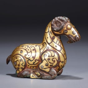 A GOLD-INLAID RAM-SHAPED ORNAMENT