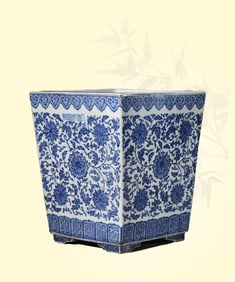 A BLUE AND WHITE 'INTERLOCKING LOTUS' FLOWERPOT