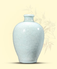 A HUTIAN CARVED 'FLORAL' MEIPING