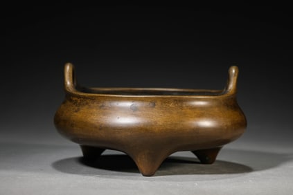 A BRONZE CENSER WITH UPRIGHT HANDLES