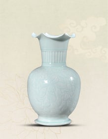 A HUTIAN 'LOBED-MOUTH' VASE