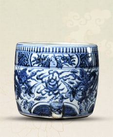 A BLUE AND WHITE 'TWO DRAGONS PLAYING WITH PEARL' TRIPOD CENSER