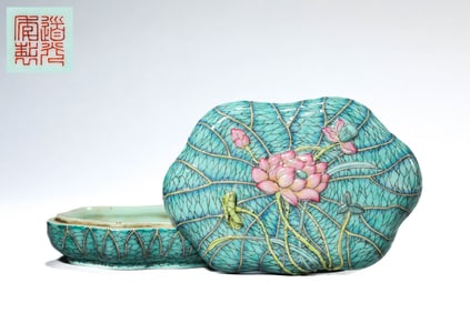 A TURQUOISE-GROUND 'LOTUS' COVERED BOX
