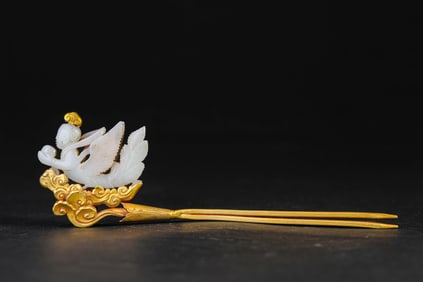A GOLD AND JADE-INLAID 'FLYING APSARA' HAIRPIN
