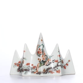 A WUCAI 'FIGURES' BRUSH REST