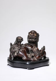 A WOOD CARVED 'LION AND CUB' ORNAMENT