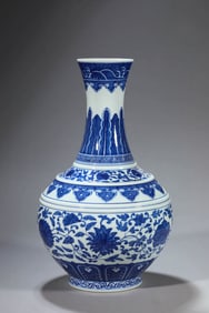 A BLUE AND WHITE VASE