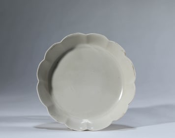 A DING TYPE CHRYSANTHEMUM SHAPED DISH