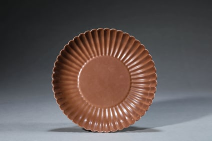 A BROWN GLAZED CHRYSANTHEMUM SHAPED DISH