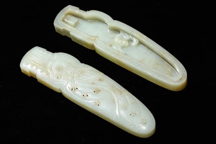 A JADE CARVED 'LUTE-FORM' COVERED BOX