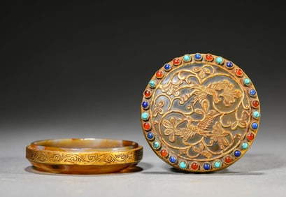 A GOLD-WRAPPED AGATE 'BIRDS AND FLOWERS' COVERED BOX