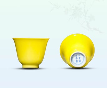A PAIR OF YELLOW GROUND SMALL CUPS