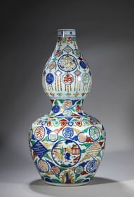 A WUCAI 'HUNDRED SHOU WITH CHILDREN' GOURD SHAPED VASE