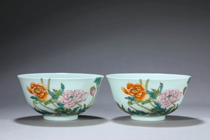 A PAIR OF FAMILLE-ROSE 'FLOWERS' BOWLS