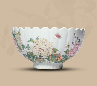 A FAMILLE-ROSE 'FLORAL' CHRYSANTHEMUM-SHAPED BOWL