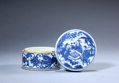 A BLUE AND WHITE 'BEASTS AND FIGURES' COVERED BOX