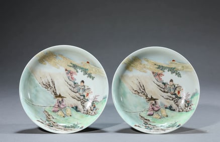 A PAIR OF FAMILLE-ROSE 'FIGURE SCENE' DISHES