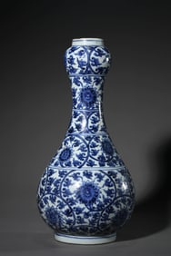 A BLUE AND WHITE 'INTERLOCKING LOTUS' GARLIC-SHAPED VASE