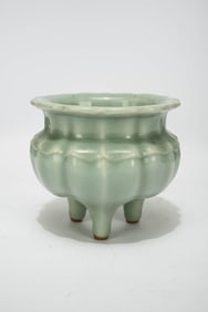 A LONGGUAN TRIPOD CENSER