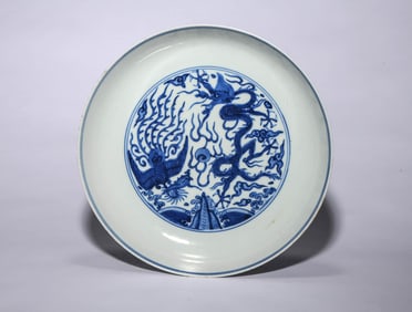 A BLUE-AND-WHITE 'DRAGON AND PHOENIX' DISH