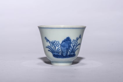 A BLUE-AND-WHITE 'NARCISSUS' CUP