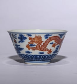 A BLUE-AND-WHITE AND IRON-RED 'DRAGON' CUP