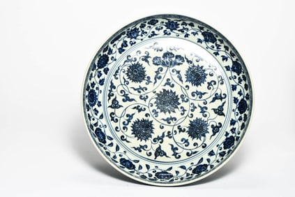 A BLUE-AND-WHITE 'INTERLOCKING FLOWERS' DISH