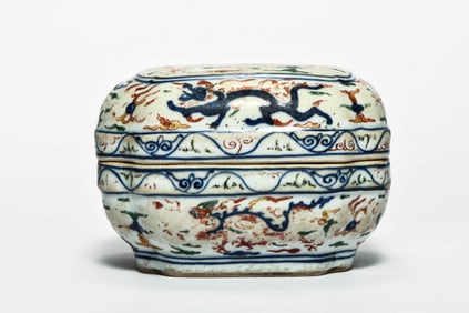 A WUCAI 'CLOUD AND DRAGON' COVERED BOX