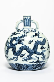 A BLUE-AND-WHITE 'TWO DRAGONS' MOONFLASK