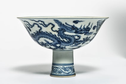 A BLUE-AND-WHITE 'TWO DRAGONS' STEM BOWL