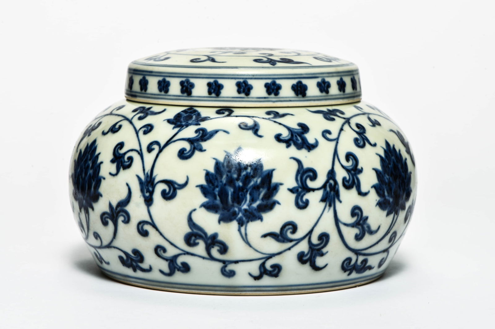 A BLUE-AND-WHITE 'INTERLOCKING LOTUS' COVERED BOX (1 of 6)