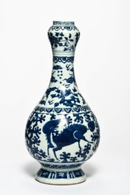 A BLUE-AND-WHITE 'INTERLOCKING LOTUS' GARLIC HEAD SHAPED VASE