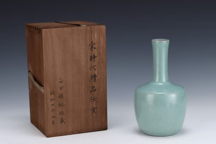 A RU TYPE BLUE GLAZED MALLET VASE